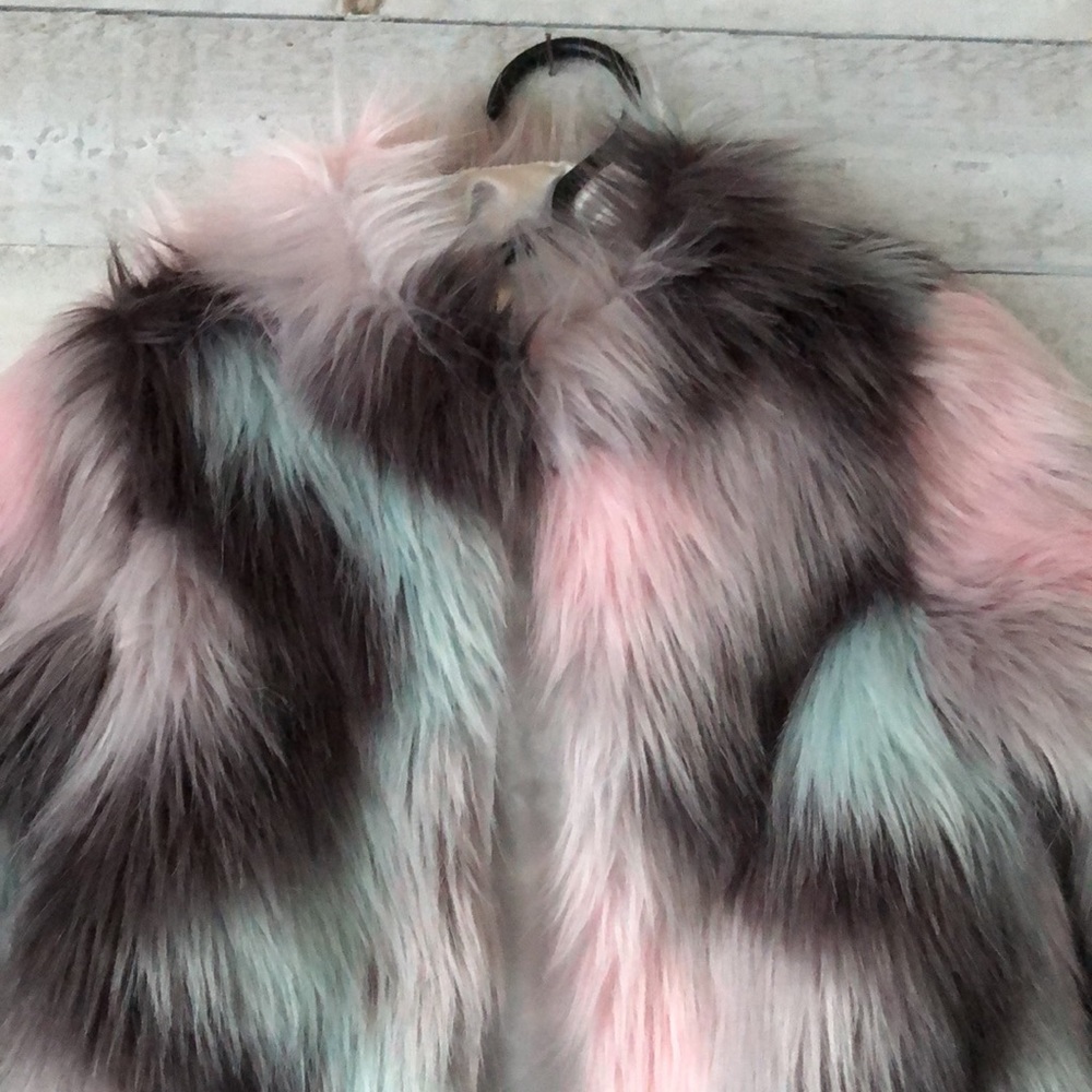 Pastel Faux Fur coat. To tight around the arms.